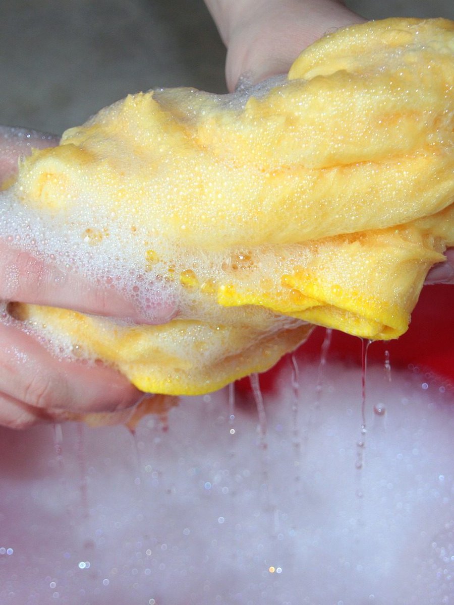 Waarom je een vaatdoekje vaak moet vervangen of wassen? Er zitten al snel meer bacteriën in dan op een wc-bril. Vies idee toch? Dit en meer lees je in ons blog ➜ blog.keukenloods.nl/hoe-vies-is-jo…