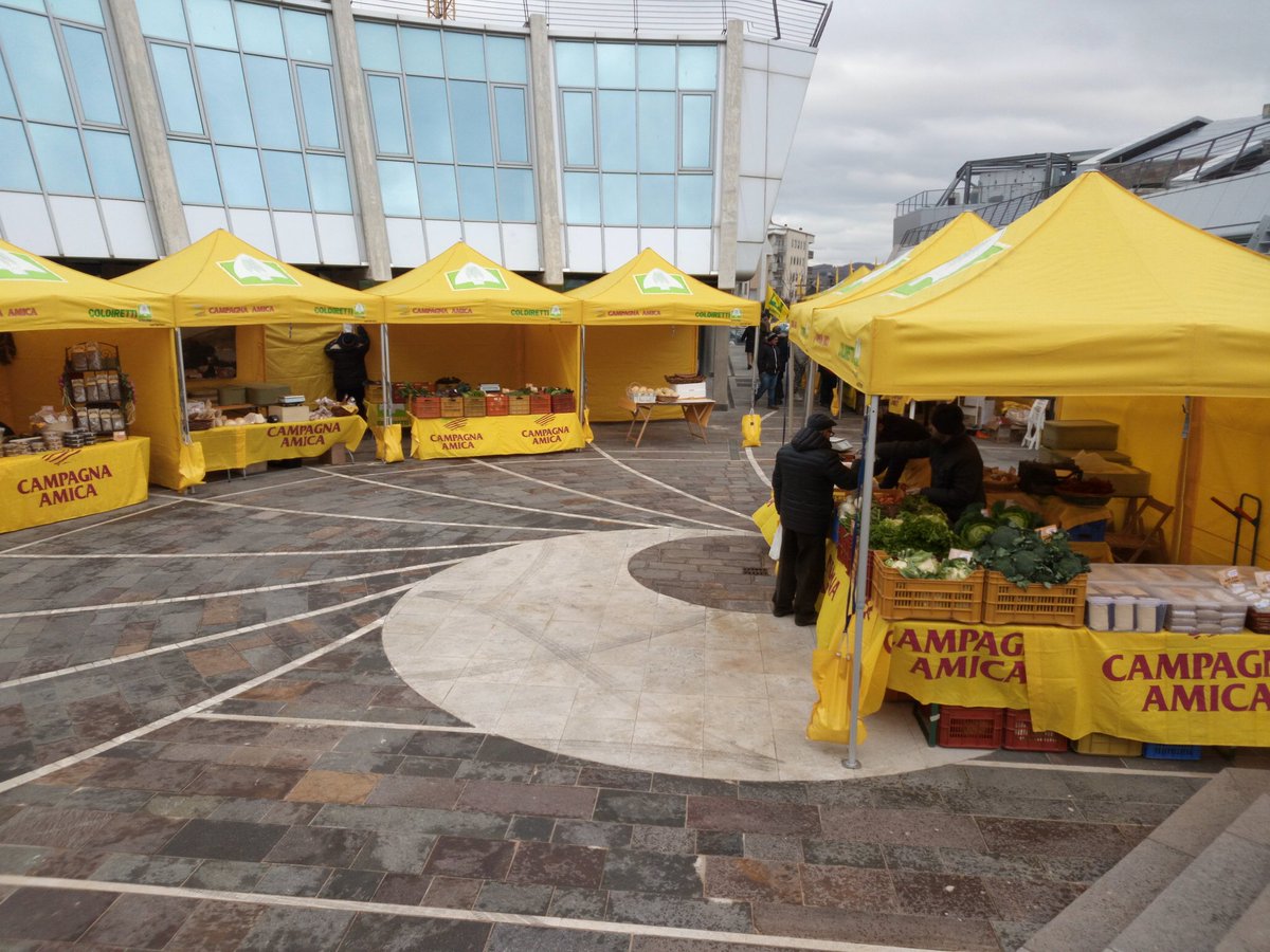 scalabrinocesar's tweet photo. #campobasso, #mercato #campagnaamica pronto all'apertura https://t.co/5lJ8EFDeFO