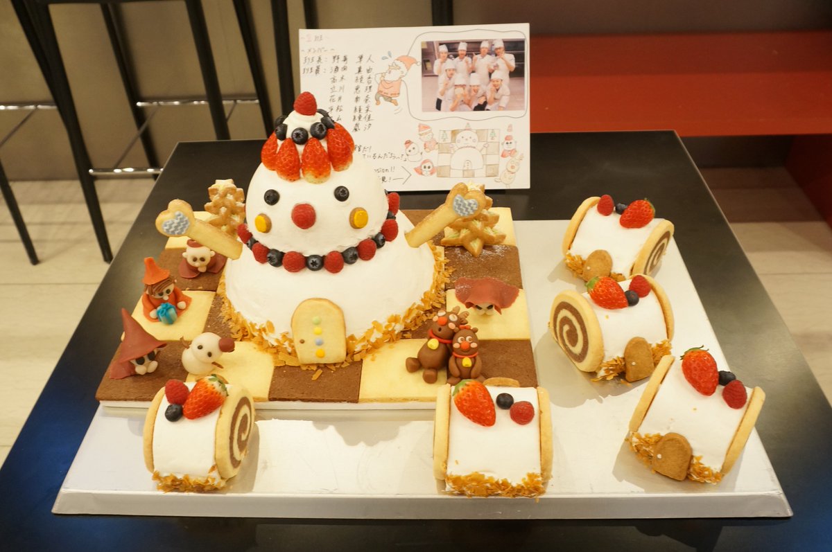 名古屋ユマニテク調理製菓専門学校 クリスマスケーキコンテスト 1年生が8チームに分かれて オリジナルのケーキを作りました 今日を迎えるまで 味にもデザインにもこだわって試行錯誤 入学から9ヶ月で学んだことを生かして頑張りました