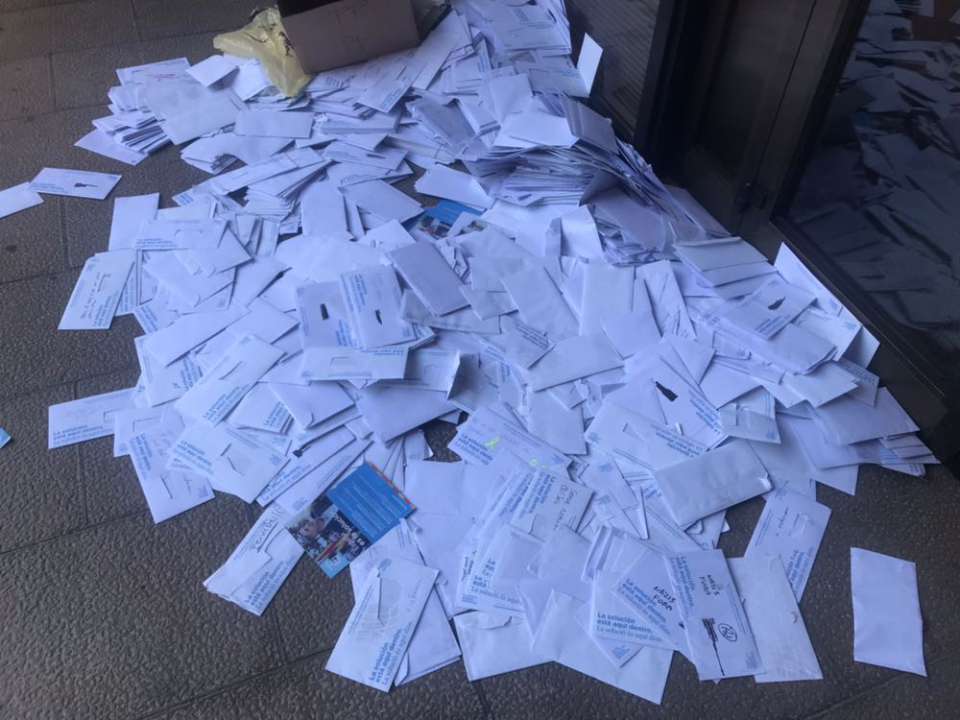 La_SER's tweet photo. DIRECTO | Así se han encontrado esta mañana la puerta de la sede del Partido Popular en Girona. Le han devuelto la propaganda electoral. https://t.co/KNJtvH6Ivu Informa @eduard_navarro #21D #21DSER https://t.co/3GW5PQRzbi