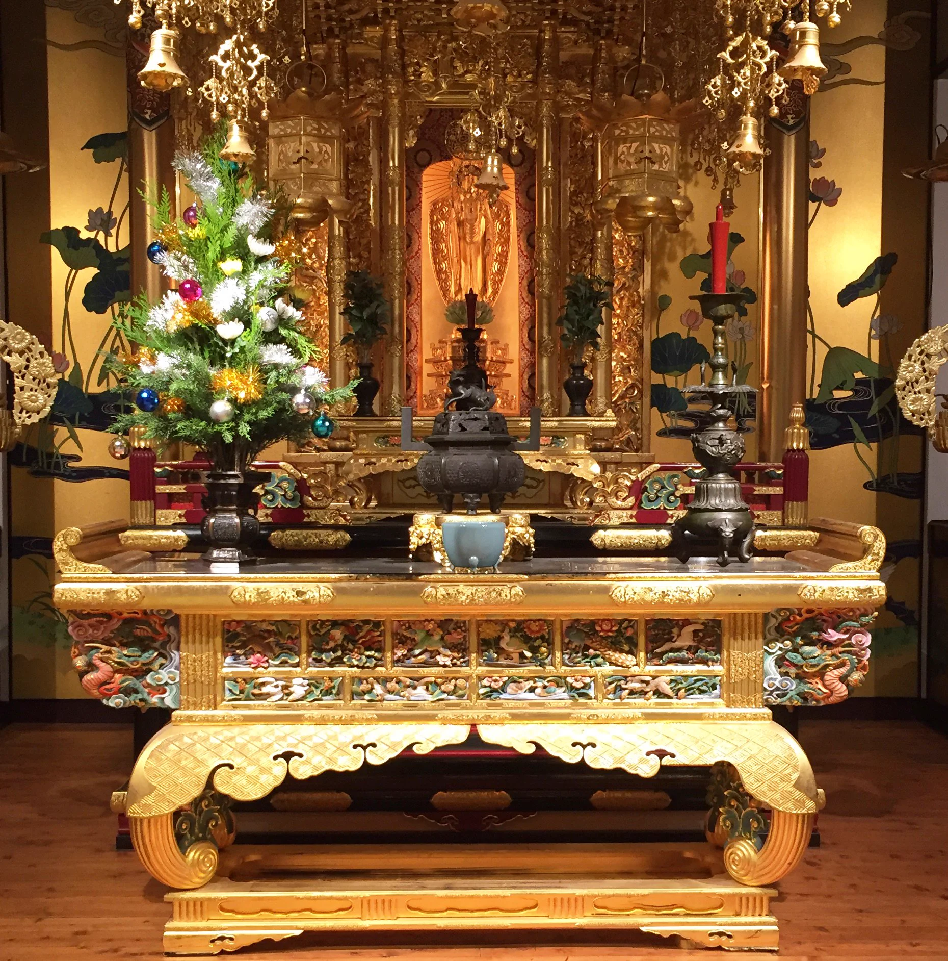 何故寺に！？飾付をした仏花の『七宝樹』がどう見てもクリスマスツリーｗｗｗ