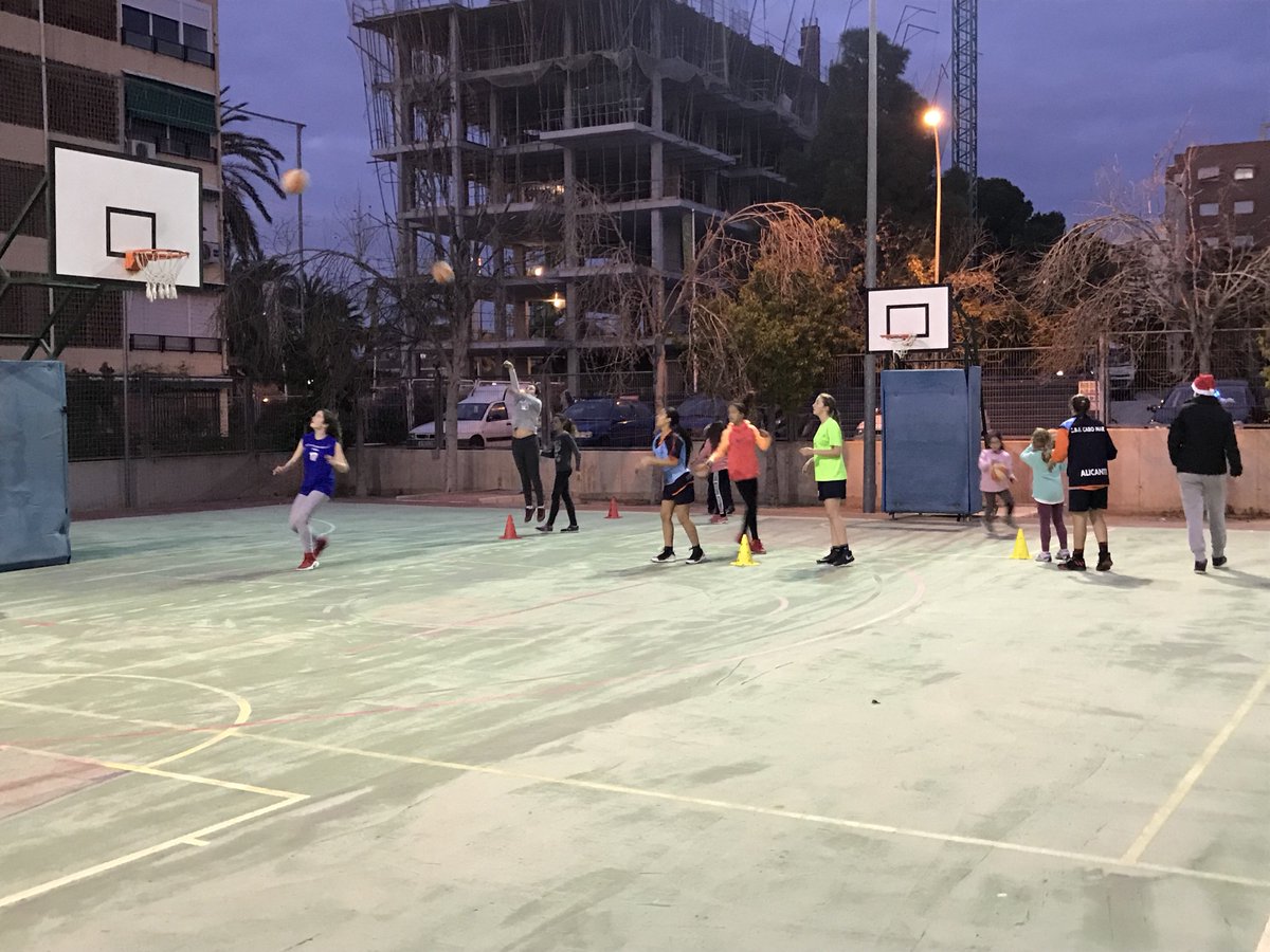 CBFCaboMar's tweet photo. Último entrenamiento de Navidad con jugadoras desde el Baby hasta Senior, fenomenal chicas y gracias a las entrenadoras, después merendola. @CBFCaboMar #cabomarbeesystems https://t.co/a8Ydq1IpZW