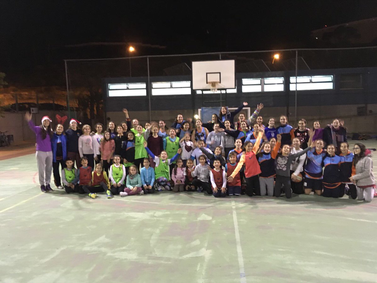 CBFCaboMar's tweet photo. Último entrenamiento de Navidad con jugadoras desde el Baby hasta Senior, fenomenal chicas y gracias a las entrenadoras, después merendola. @CBFCaboMar #cabomarbeesystems https://t.co/a8Ydq1IpZW