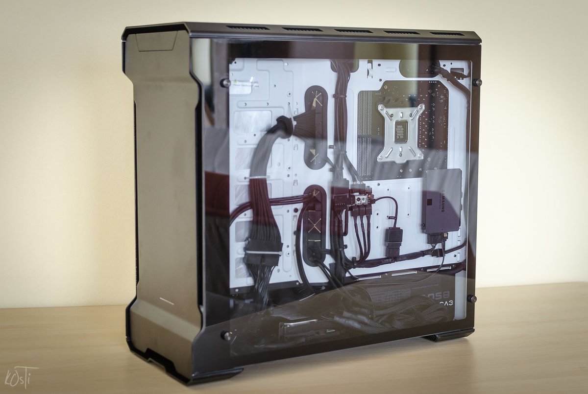 N3xusComputing's tweet photo. A very good example of what can be done with a Phanteks case... A build called 'Event Horizon' by Reddit User: k0sTi
#n3xuscomputing https://t.co/roHP9DoXgw