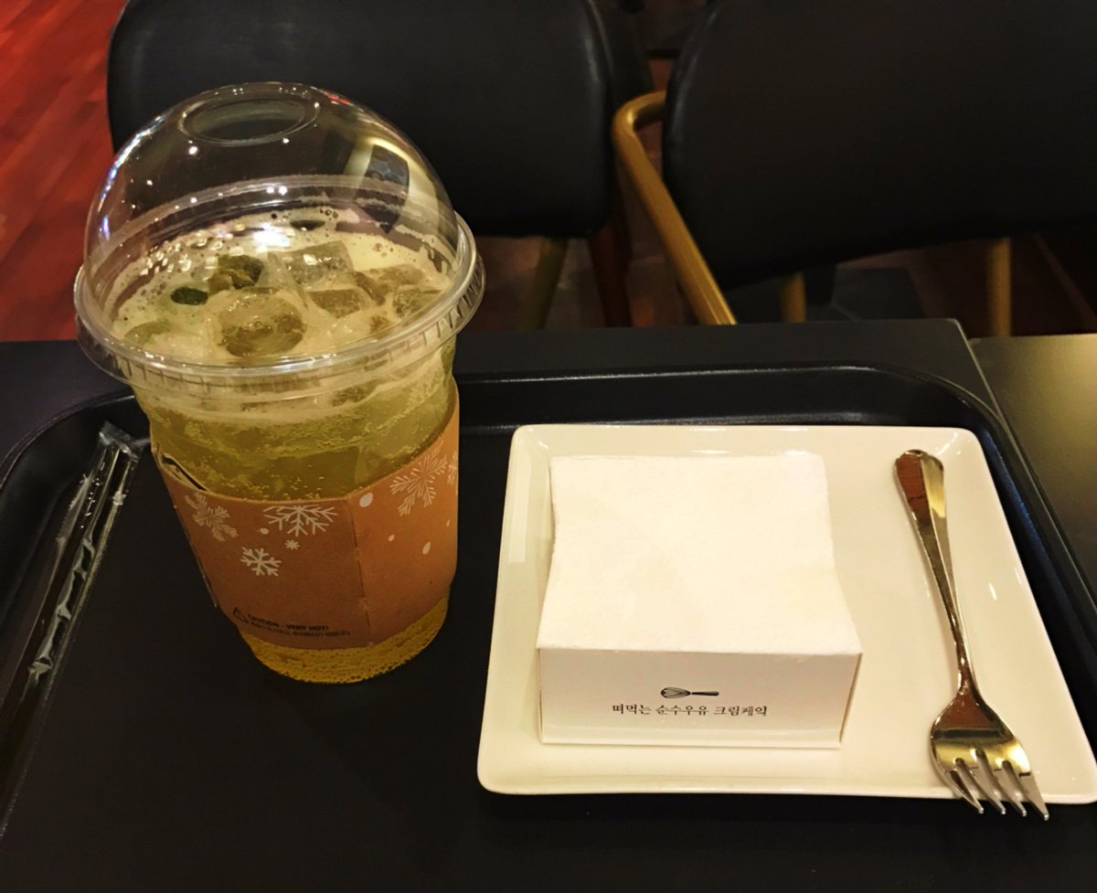 vebedam's tweet photo. 음료 늦어서 케익 서비스로 받았답 너무 좋답 그림 그려야집 https://t.co/r3TL43hJZc