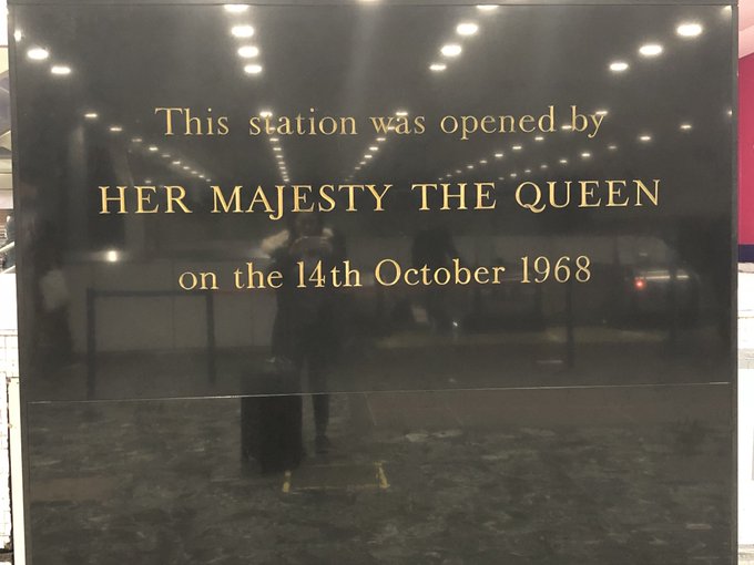 I saw this at Euston station and I thought it was cool. I like the Queen. https://t.co/S5NNZxnZ8S