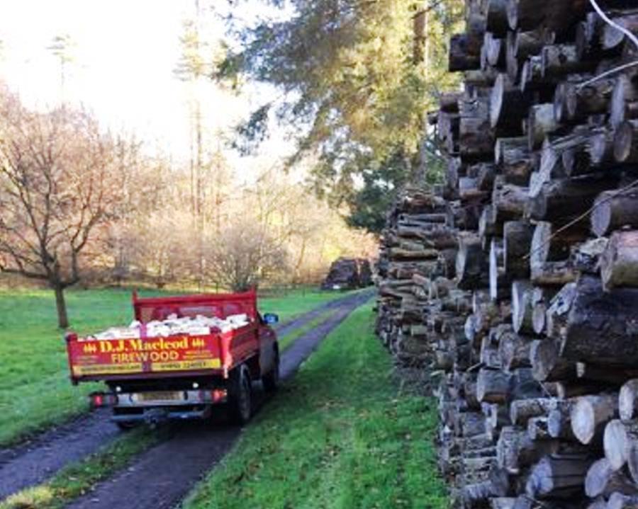 Thank you to our lovely customer for sending in these great snaps of his Brit Tipp Steel Underfloor Tipping Body with Aluminium Extruded Sides &amp; Tailgate #Toyota #Hilux #actionshot For all Enquiries call our office today on 01925 444 330.