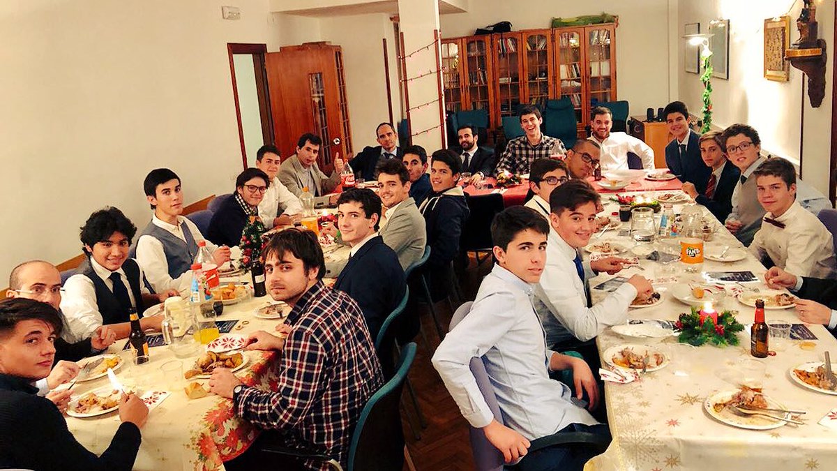 ClubNargo's tweet photo. 🍽🎄Ahir vam gaudir d’un espectacular Sopar de Gala de Nadal amb els grans del Club! 
Alguns es van atrevir amb el corbatí i la corbata! 🤣🔝
Després vam fer un Mannequin Challenge nadalenc i la foto grup, “ambientazo”! 🎉 Bon Nadal!
#EnjoyNargó https://t.co/7mIJrURFWP
