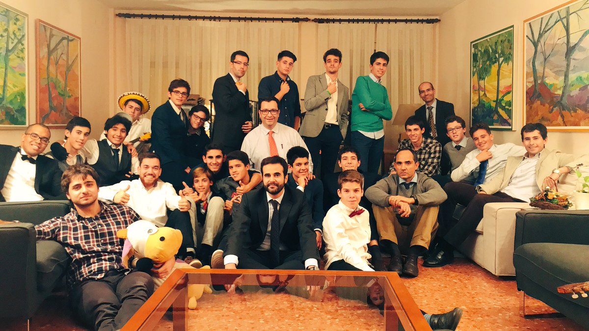 ClubNargo's tweet photo. 🍽🎄Ahir vam gaudir d’un espectacular Sopar de Gala de Nadal amb els grans del Club! 
Alguns es van atrevir amb el corbatí i la corbata! 🤣🔝
Després vam fer un Mannequin Challenge nadalenc i la foto grup, “ambientazo”! 🎉 Bon Nadal!
#EnjoyNargó https://t.co/7mIJrURFWP