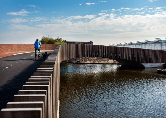 Deborah06354249's tweet photo. This #bridge in Holland is a bat-friendly habitat. Check it out! #animals  https://t.co/KAAdGuFIRE https://t.co/TbgLgebOFB