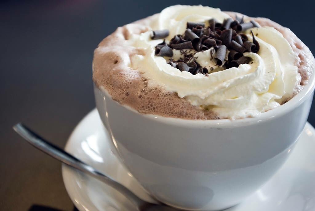 UitInSchagen's tweet photo. Brrrrrr.
Wanneer de dagen korter worden, de nachten lang en het buiten soms heel koud is, dan is het tijd om jezelf te verwennen met een warme chocomelk. Toch? 

#schagenmarktstad https://t.co/6CnPr02XmS