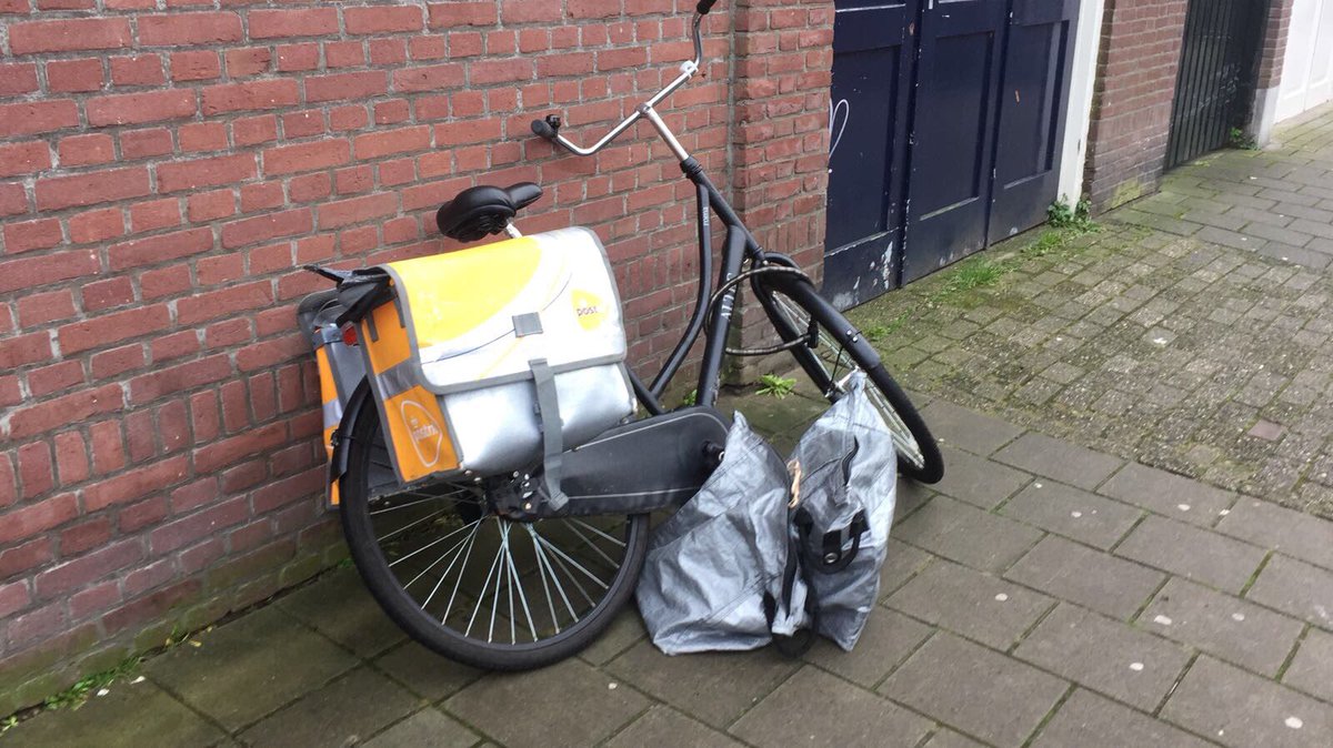 Ha <a href="/PostNL/">PostNL</a>, gaan jullie zo met privégegevens om? Tassen zitten vol post en een bezorger is nergens te bekennen.. (postcodegebied 2518)