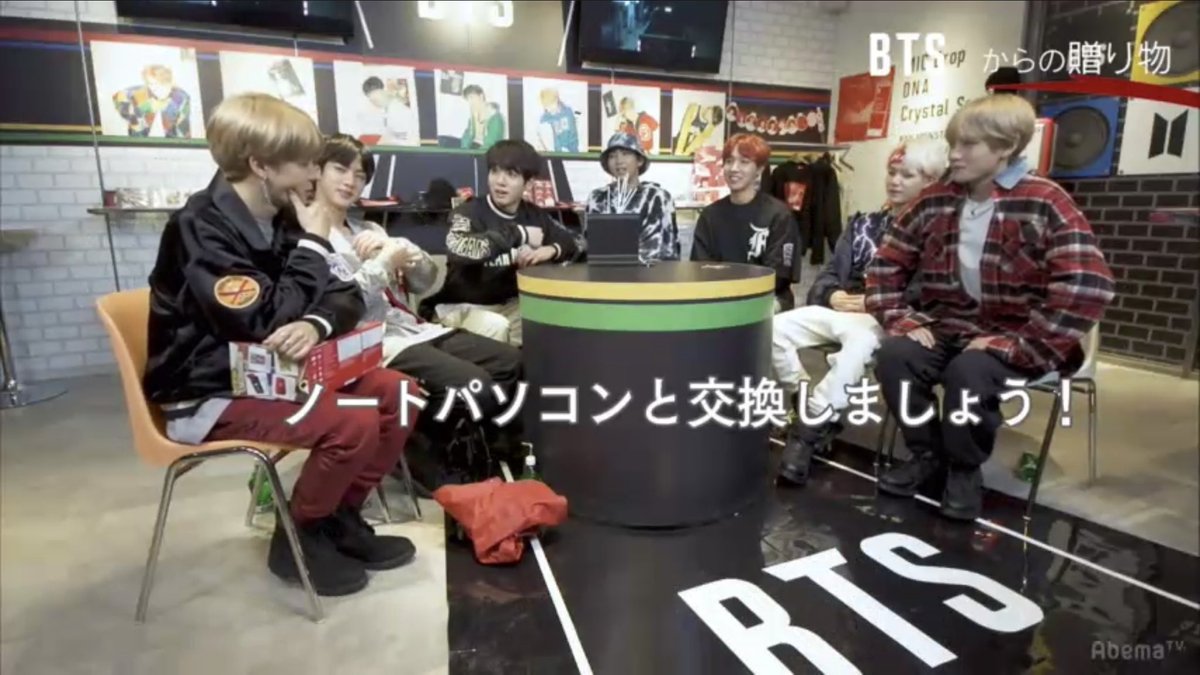 codepjm's tweet photo. JIMIN WON A NINTENDO SWITCH BUT HE REVEALED THAT SEOKJIN ALREADY GAVE THE SAME THING TO HIM FOR HIS BIRTHDAY hdjsjd look at jin’s face

jm: actually i received the exact same thing from jin as a bday present
tae: /i/ need it https://t.co/gnPwnUVdNz