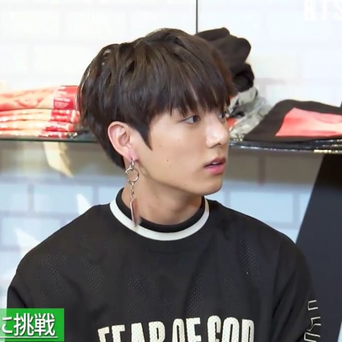 jeonglows's tweet photo. using keychains as earrings is a jungkook thing https://t.co/orKtRwGfiC