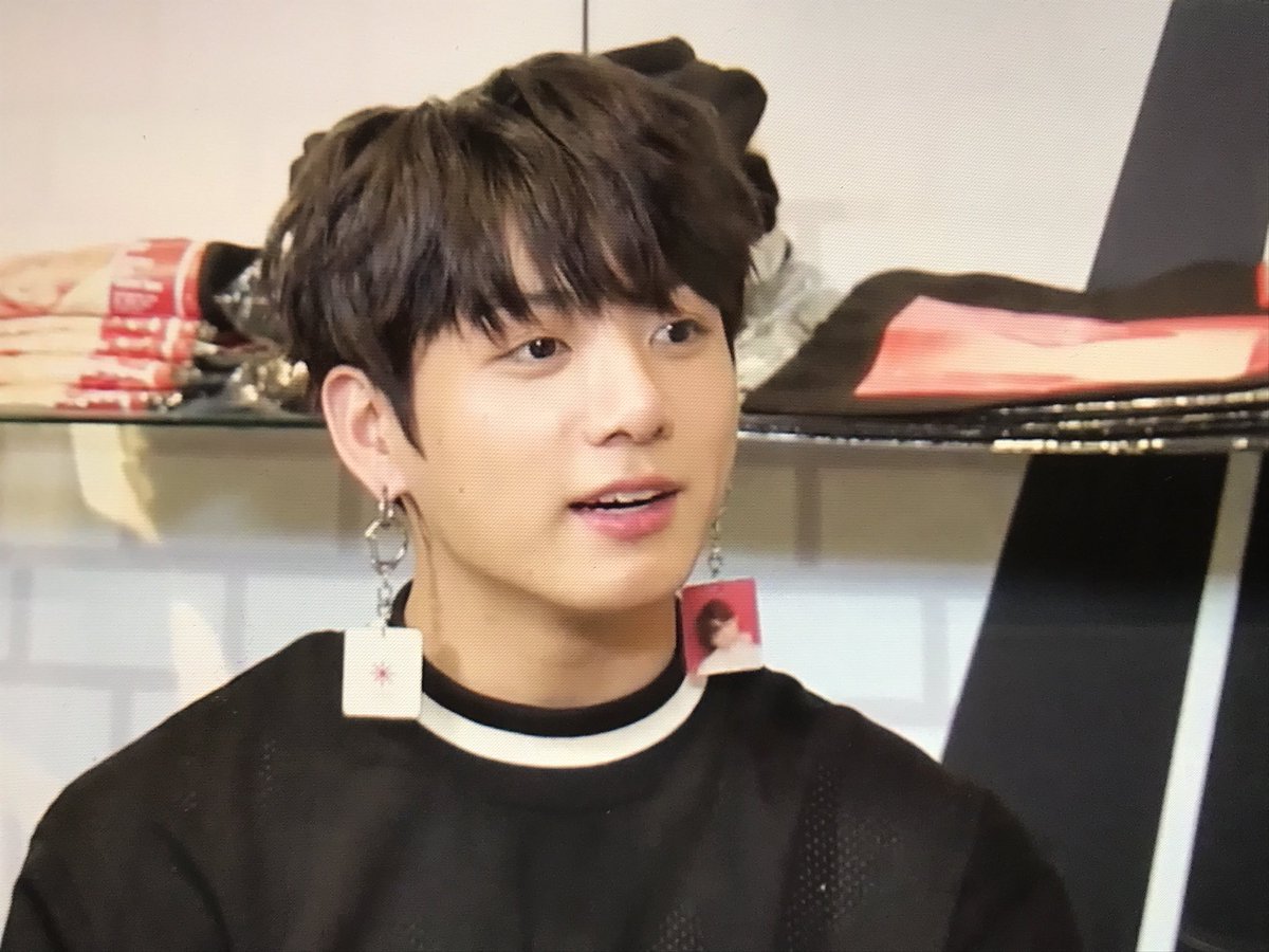 jeonglows's tweet photo. using keychains as earrings is a jungkook thing https://t.co/orKtRwGfiC