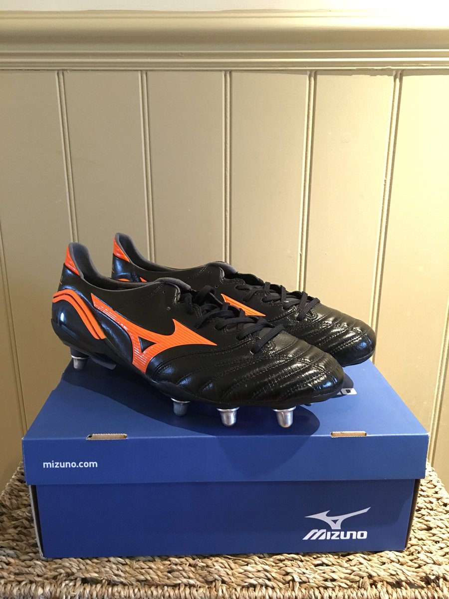 TomRowland3's tweet photo. Big thanks to @SportSessionUK for sorting me out with a new pair of boots... just in time for Christmas! 🎁🎄 https://t.co/OnS92IlU5m