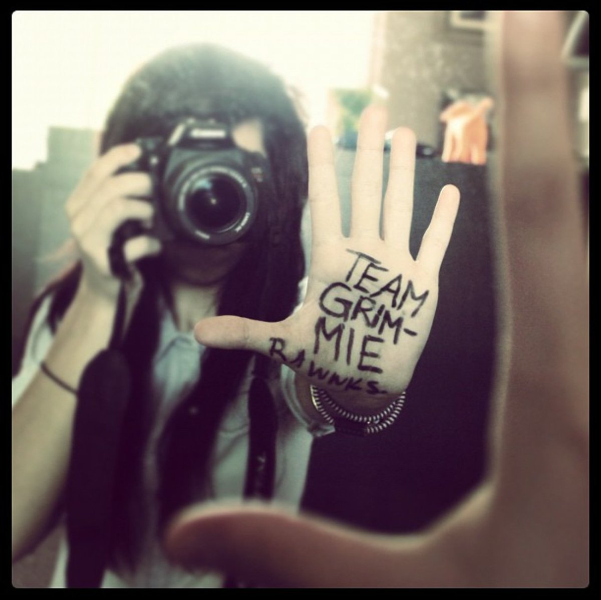 gifsofgrimmie's tweet photo. 7. Selfies 📱 #TwelveDaysOfGrimmie https://t.co/deJ6OizSbX