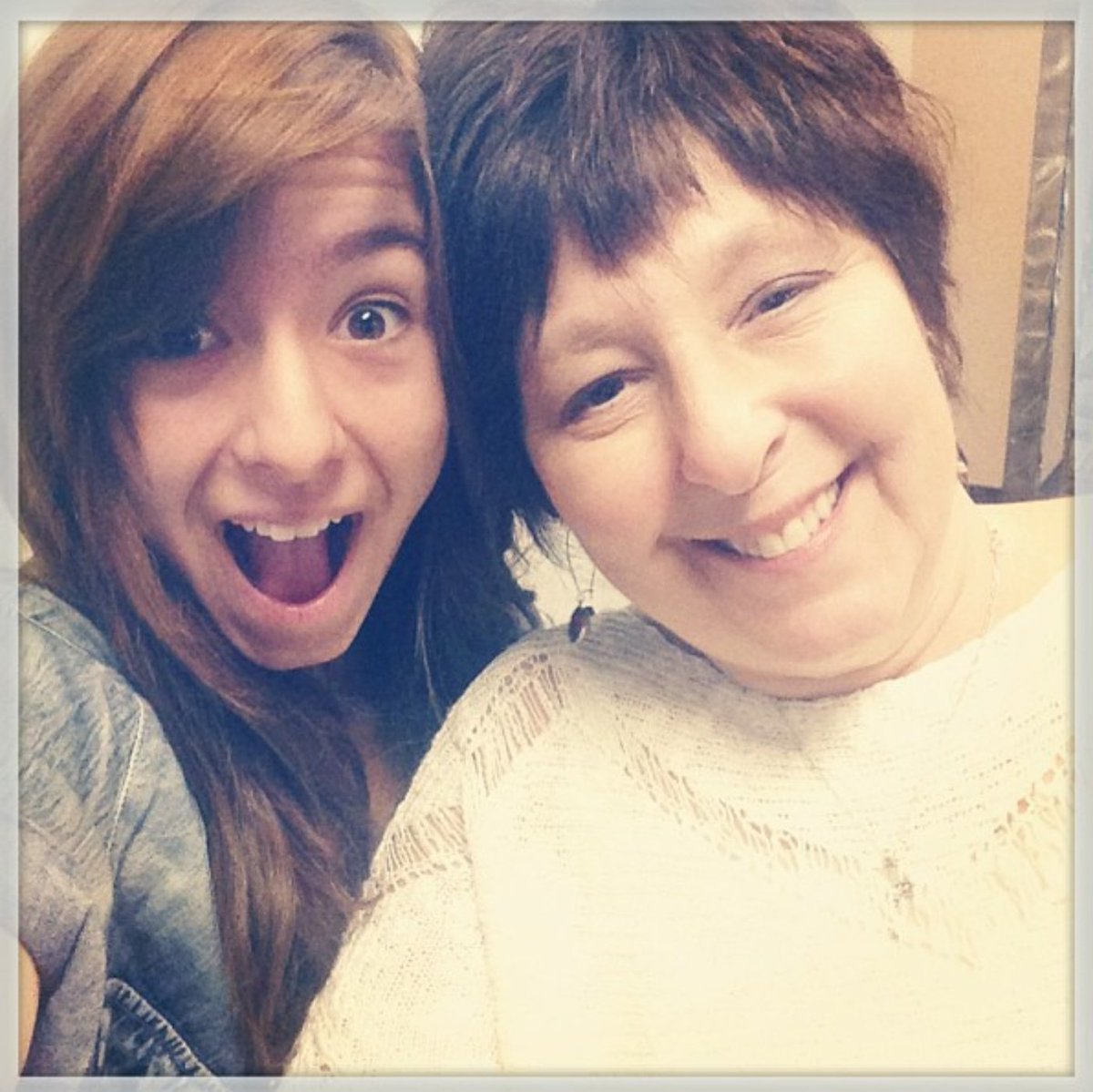 gifsofgrimmie's tweet photo. 7. Selfies 📱 #TwelveDaysOfGrimmie https://t.co/deJ6OizSbX