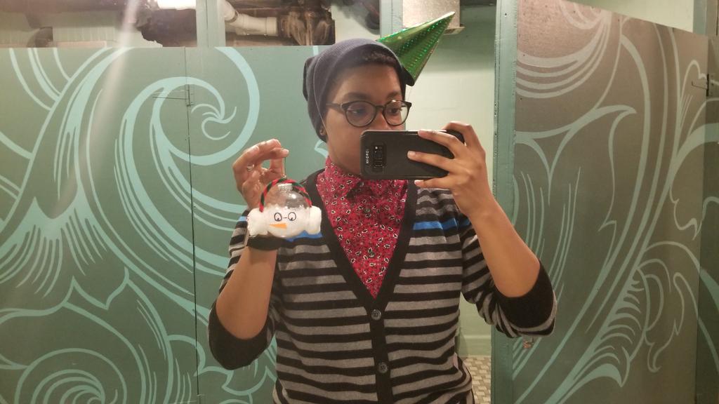 Jay00789's tweet photo. @SaraRamirez @TheAdvocateMag But I am also a day late due to ADD. So #DayinLGBT / #DayAfterDayInLGBT . Bask in that Queer and Non-binary Black melanin. Queer as heck and happy about it, yo. https://t.co/2iYKf1KXeu
