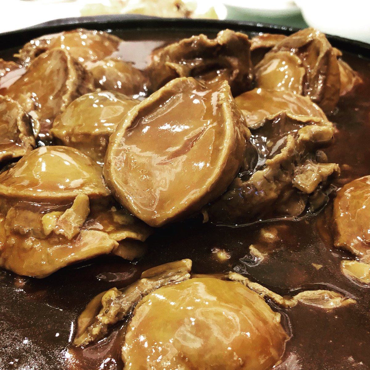 BerniceLiu's tweet photo. So everything including the servings of #abalone in #canada are always always bigger... 😏 and that’s how we like it! 😎 #chinesecuisine #foodie #foodporn #yummylicious #seafoodfeast #brownsauce #claypot #yvr #wheninvancouver #braisedabalone https://t.co/mcyMQ0BJ6B