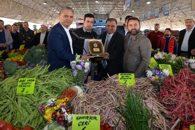 Muratpaşa Belediye Başkanı Ümit Uysal, Yenigün Mahallesi’nde perşembe günleri kurulan semt pazarının ‘örnek esnafı’ seçilen Abdülbahri Sönmez’e plaketini takdim etti.