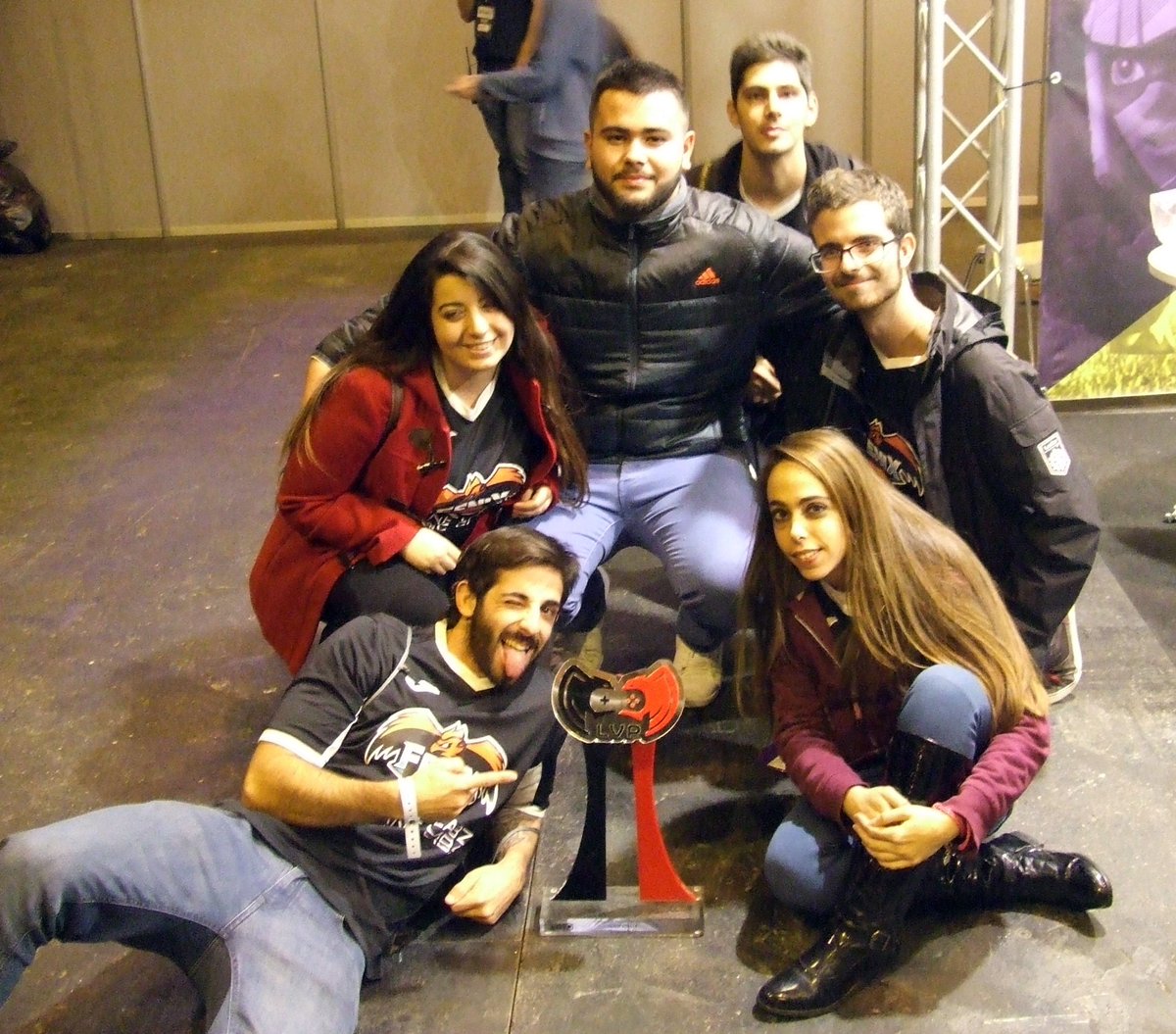 FenixCommunity's tweet photo. #GAMERGY / La copa de la @LVPes es más bonita si la puedes tocar que verla a través de una pantalla 🏆🐣😼 https://t.co/HwBX61iIoC