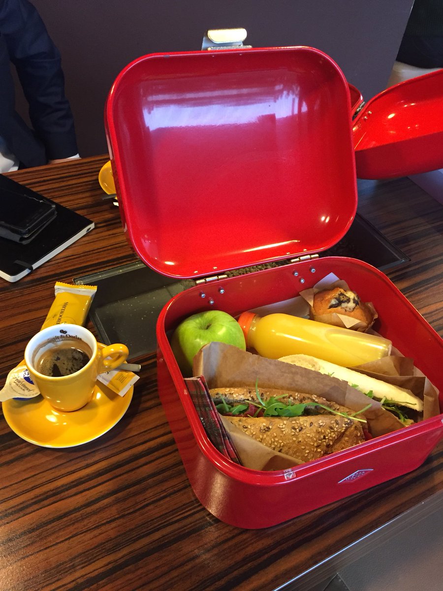 FacMan01's tweet photo. Lunchen op de Sibeliuslaan (Breda) bij de NHTV is altijd bijzonder. Vanwege vakantie was het restaurant gesloten dus kregen we een lunchbox... Gastvrijheid, beleving en innovatie gaan hand in hand! #nhtv #hotellotop #in https://t.co/uremX7Nrf3