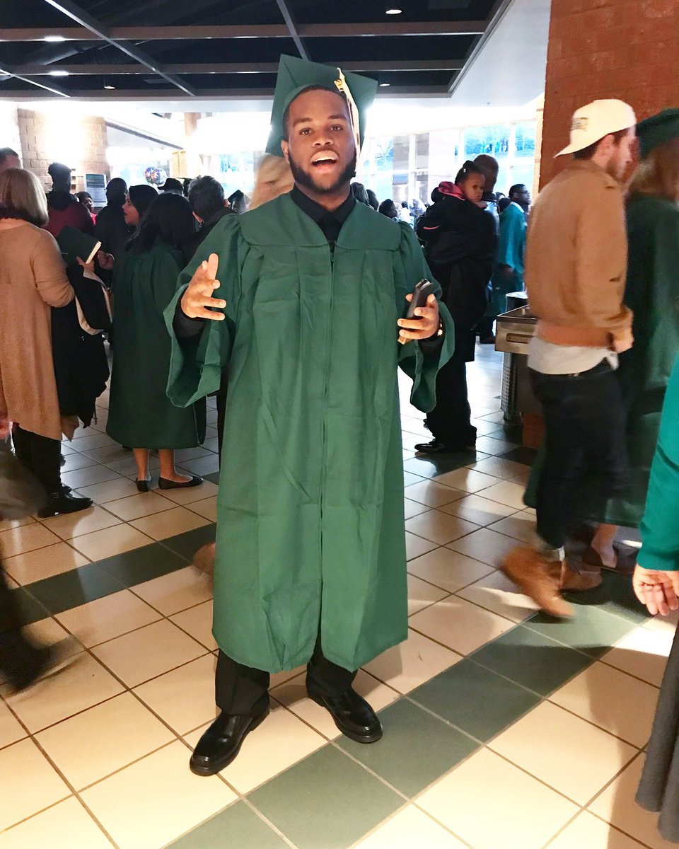 Ayo_TTime9's tweet photo. #BlackKingsofUNCC Graduate lifestyle 👨🏾‍🎓⭐️ https://t.co/1PniWGFen4