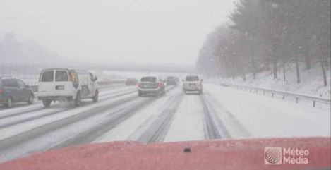 autos_neron's tweet photo. Le temps des Fêtes amène son lot de déplacement aux quatre coins du Québec ! 
Il est donc de mise de se rappeler les 4 conseils de @meteomedia  sur la bonne attitude à avoir lors de sa #conduite hivernale ! ❄️

Bonne lecture &amp; #prudence au volant ! 👉🏻https://t.co/tfZ0kcSJrE https://t.co/jcVWIWTSKH