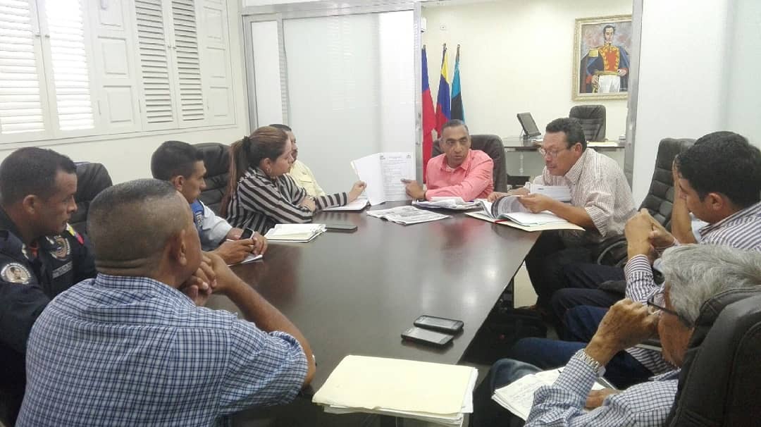 alenisguerrero's tweet photo. En este momento en reunión con Representantes de Hidrolago, conformando mesa de trabajo para resolver el problema de la escasez de Agua que padece mi pueblo de Santa Rita #TrabajandoParaSantaRita #GobiernoConSentimientoDePueblo #21Dic #AlcaldeAlenisGuerrero https://t.co/iQDpG9uLt3