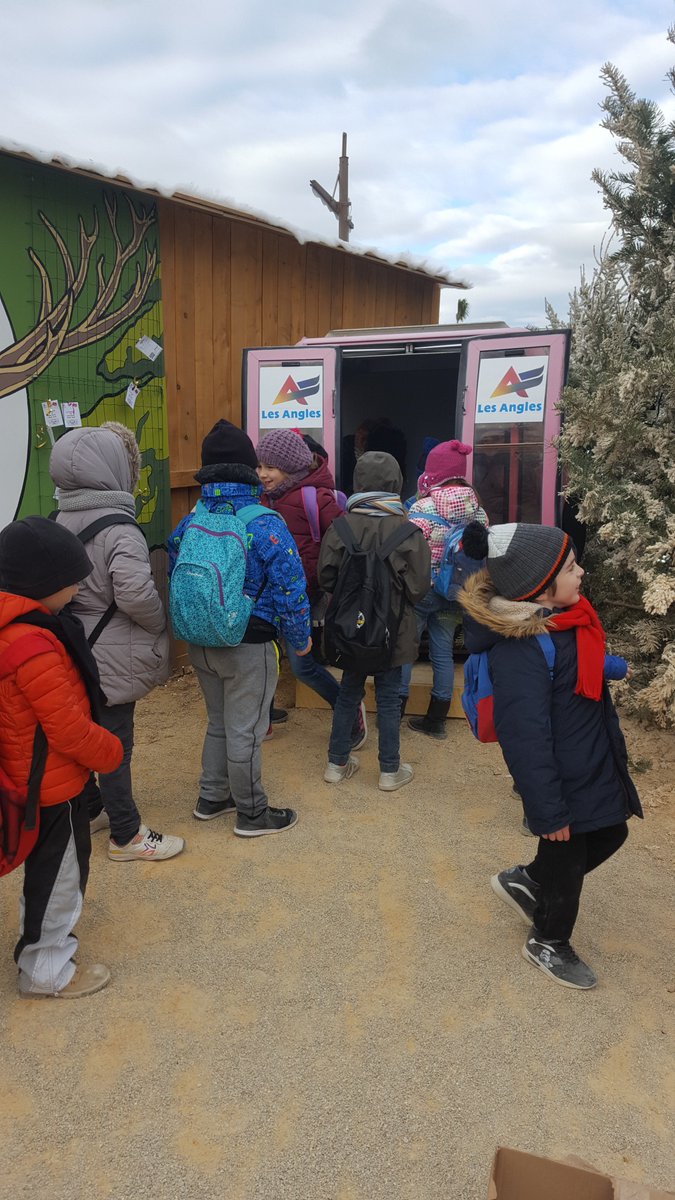 MDAbarcares's tweet photo. Petits et grands étaient aux rendez-vous pour l'accrochage des voeux https://t.co/jWRm8yXSb4