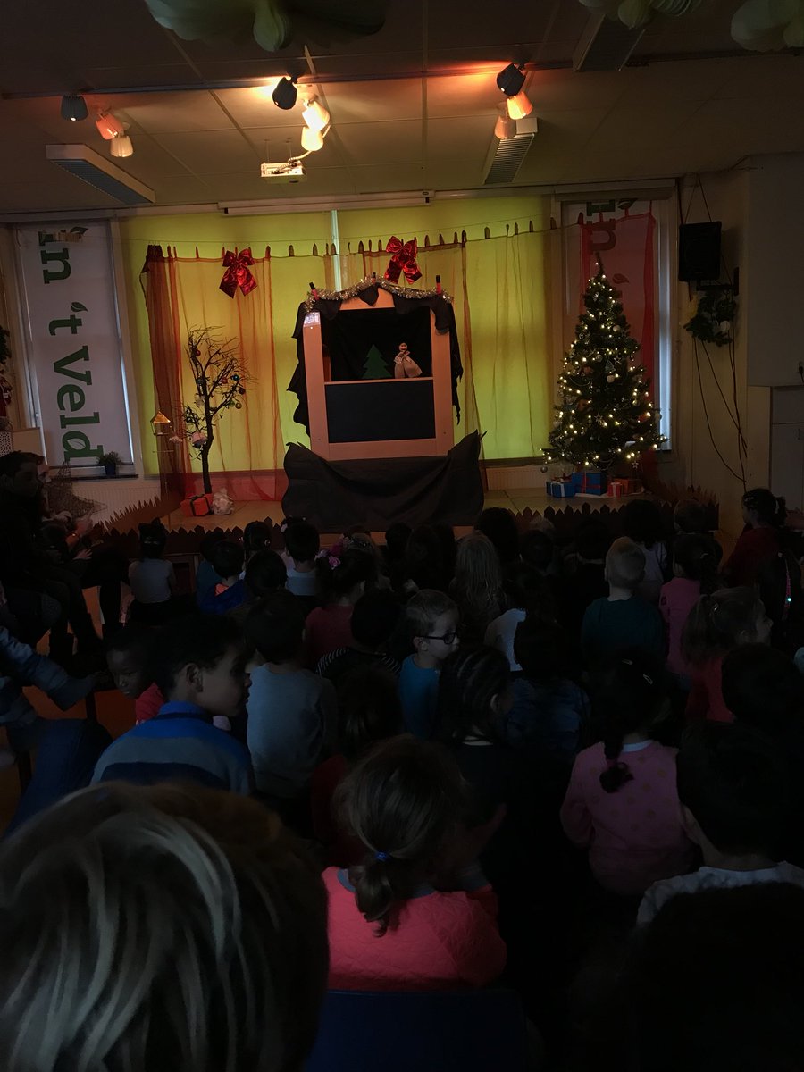 ObsIntVeld's tweet image. Genieten van de pratende kerstboom in de poppenkast!
