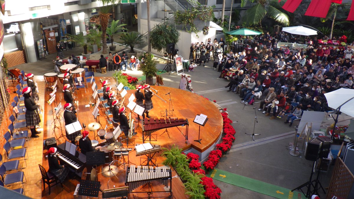 ট ইট র 咲くやこの花館 大変好評のクリスマスコンサート 23日 土 ラストを飾るのは 大阪 信愛女学院中 高等学校の吹奏楽部です ぜひ 心も体も温まるコンサートへお越しください クリスマス展は24日 日 までです 冬はあったかい温室で楽しみましょ