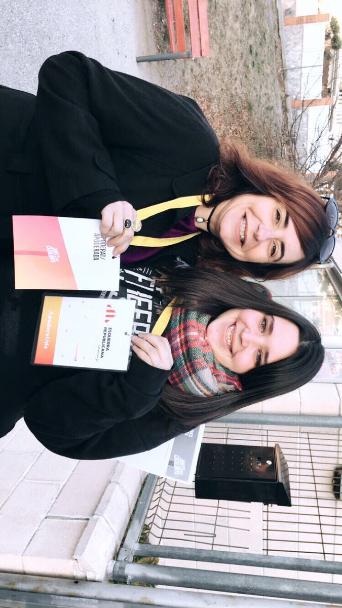 CarmeBusquets's tweet photo. Amb ilusió ....Juntes per un país millor !!! #21D17 #RepublicaCatalana #familia #juntesperCatalunya #endavant #confiem #llibertat @Laurins95 https://t.co/y56HYePRCj