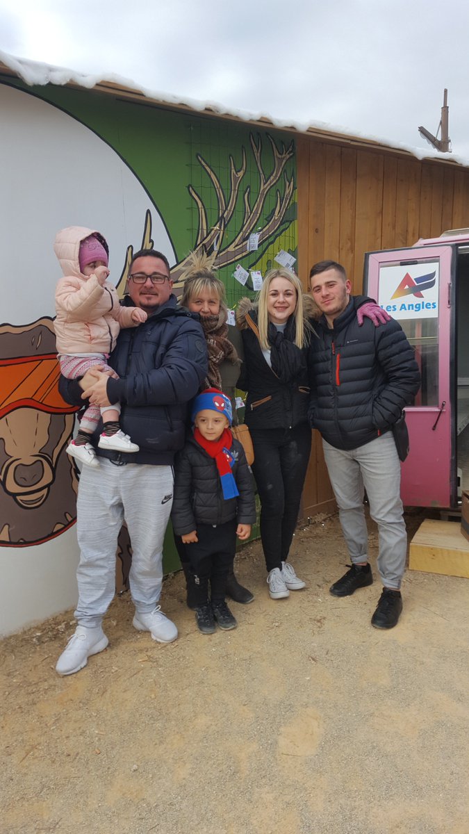 MDAbarcares's tweet photo. très beaux moments passés parmi vous, une belle réussite, dans le vent flotte à présent vos voeux au sein du marché de noël du Barcares https://t.co/9UHhUU1rfA