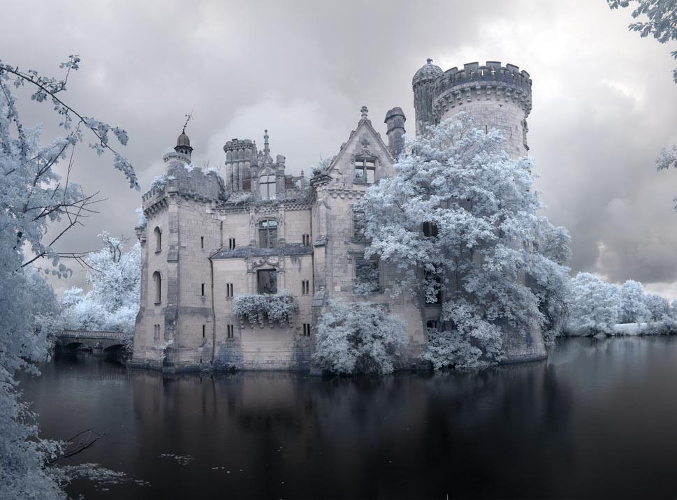 mamytwink's tweet photo. Déjà près d'1,5 millions d'euros récoltés par les internautes pour la sauvegarde du château de Mothe-Chandeniers ! C'est dingue ! Il reste encore 4 jours : https://t.co/SJXSN9DLak https://t.co/KyYG3D1iSC