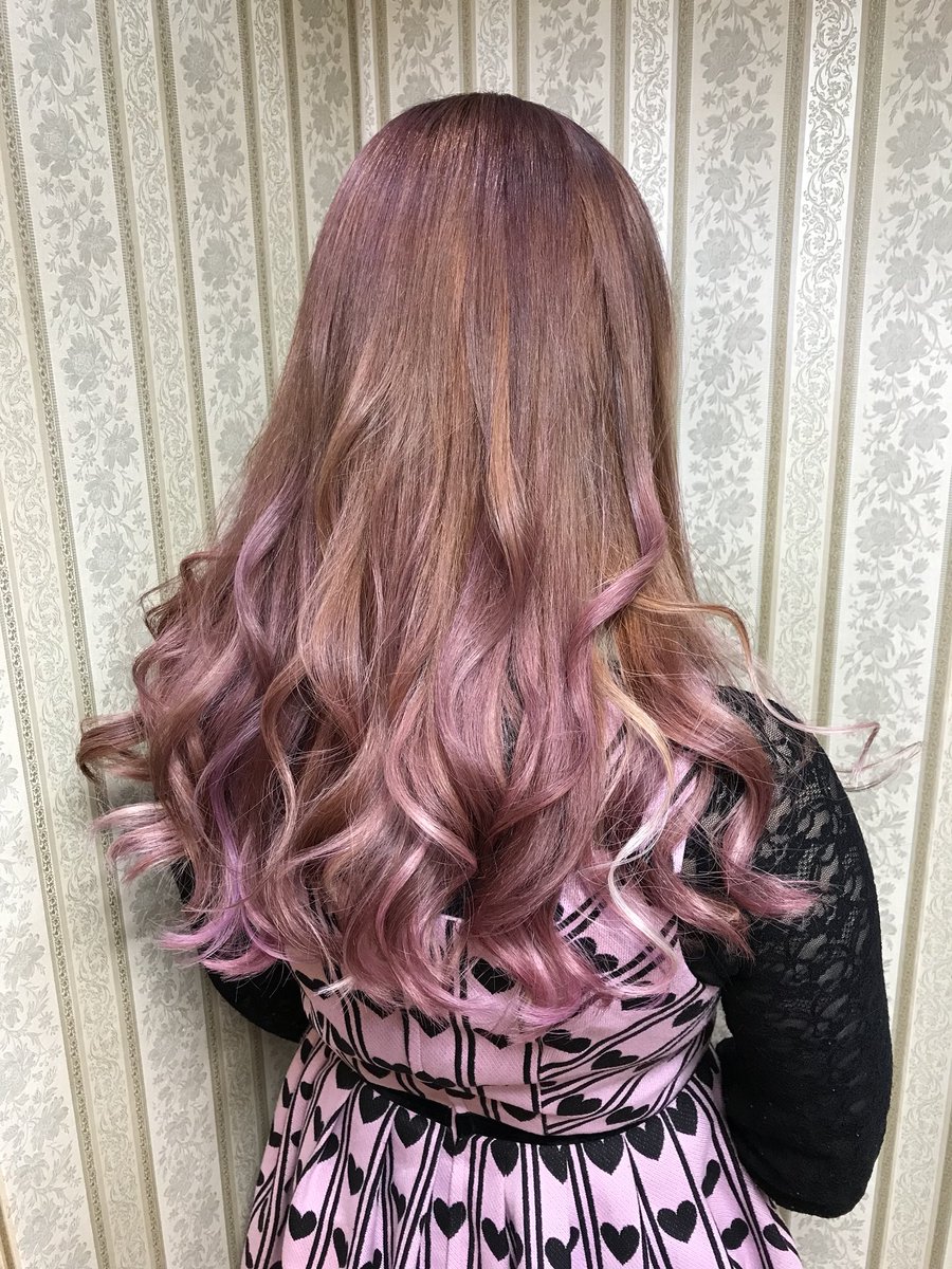 シャンテグラム Op Twitter ヘアスタイル紹介 ピンクベージュ系グラデーションカラー 毛先は束で 可愛らしくメッシュ風に様々なピンクを散らばせました