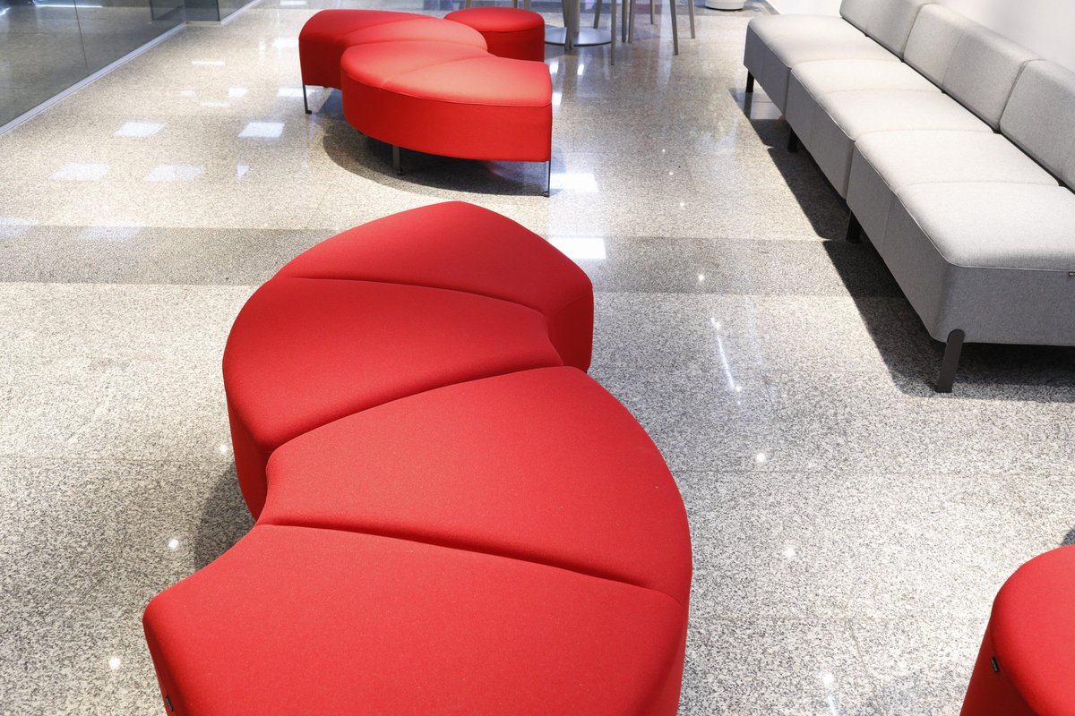 Nuestro mobiliario equipa ya el primer Espai del Client de <a href="/metrovalencia/">Metrovalencia</a> en la parada de metro de Colón. Un espacio 100% accesible que permite a los viajeros descansar, efectuar gestiones y socializar. Con Wi-fi y tomas eléctricas para dispositivos. Filosofía Cool Working