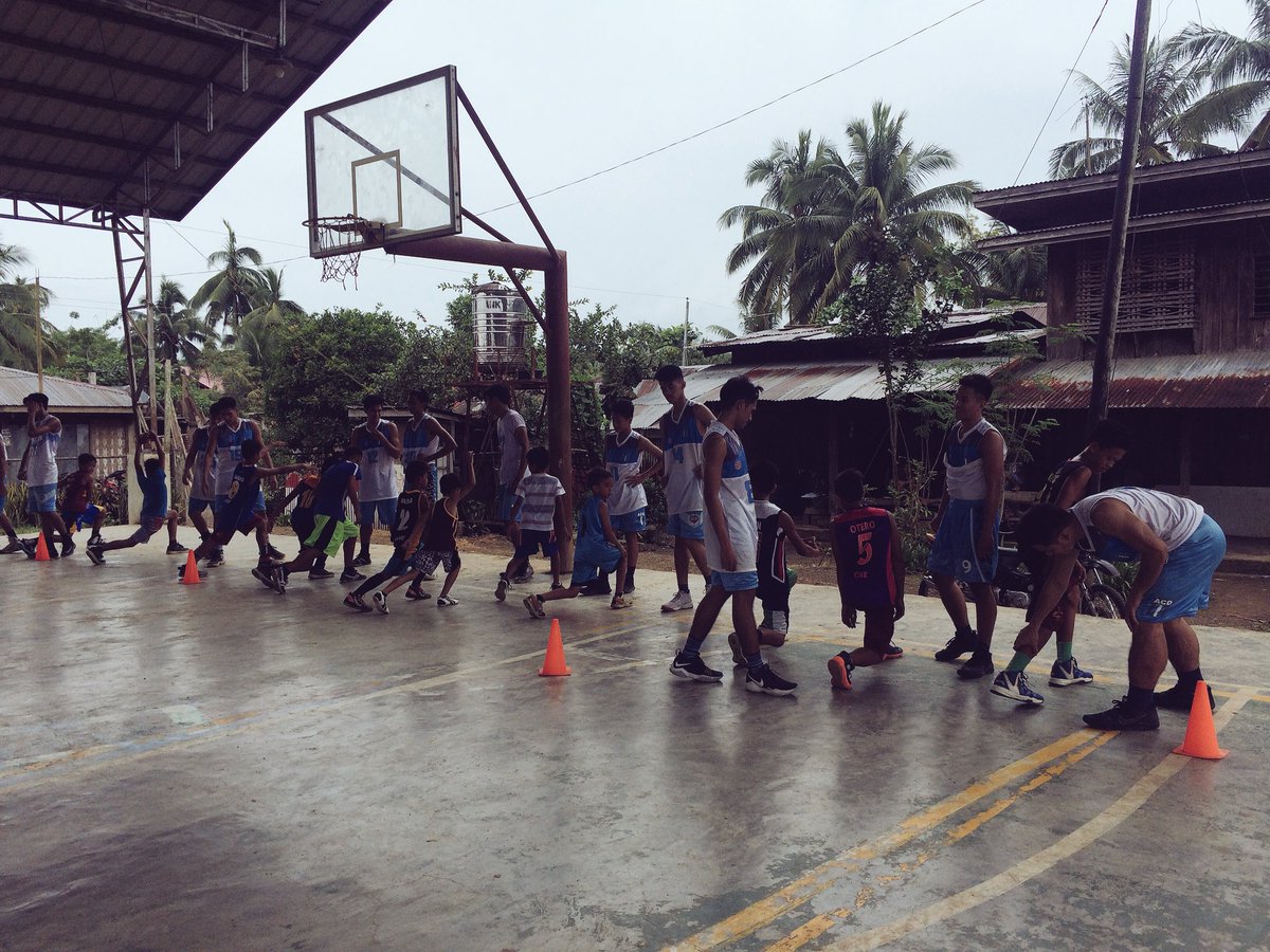 IamRuzer's tweet photo. ACD CARES @ brgy.binucayan loreto, agusan del sur. 🏀🏀🏀walang bagyong makakapigil sa #FAITHinTHEM
#WeBelieve
#WeCommit
#rebuildingprocess ⚒🔧🔩🔨⚙️ https://t.co/264pdxrVwb