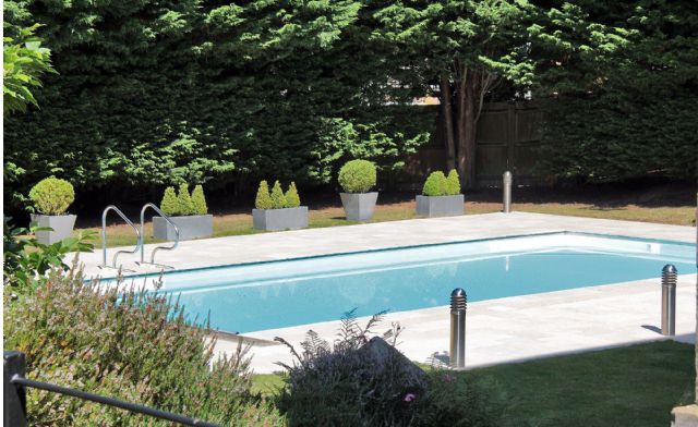 Savills's tweet image. A penthouse roof terrace for convenient sleigh parking and a property with a heated pool for a Boxing Day Dip - catch up on the Savills advent calendar here: sav.li/a5y