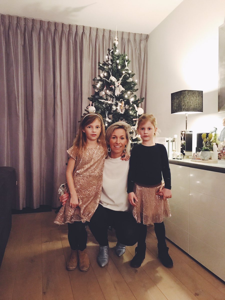 jvdrongelen's tweet photo. Kerst en Oud &amp; Nieuw staan voor de deur, maar wat moet je aantrekken? Heb jij nog wat inspiratie nodig? Check dan mijn nieuwe blogpost https://t.co/wC1VdsOicQ #jostyle #mystyle #feestelijke #outfit #inspiratie #woman #girls https://t.co/K9Us6ghOpA