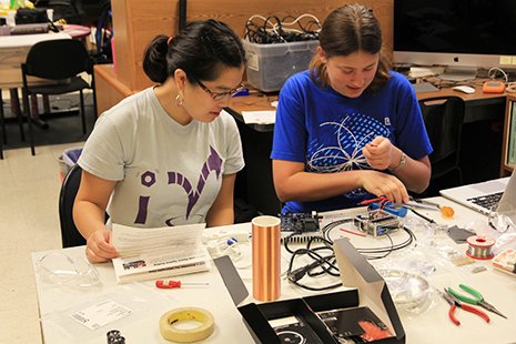 XraiseCornell's tweet photo. Grad students construct and present exhibits that invite others into science. https://t.co/kFOg8Ln4Xm https://t.co/dafkBJCG1p
