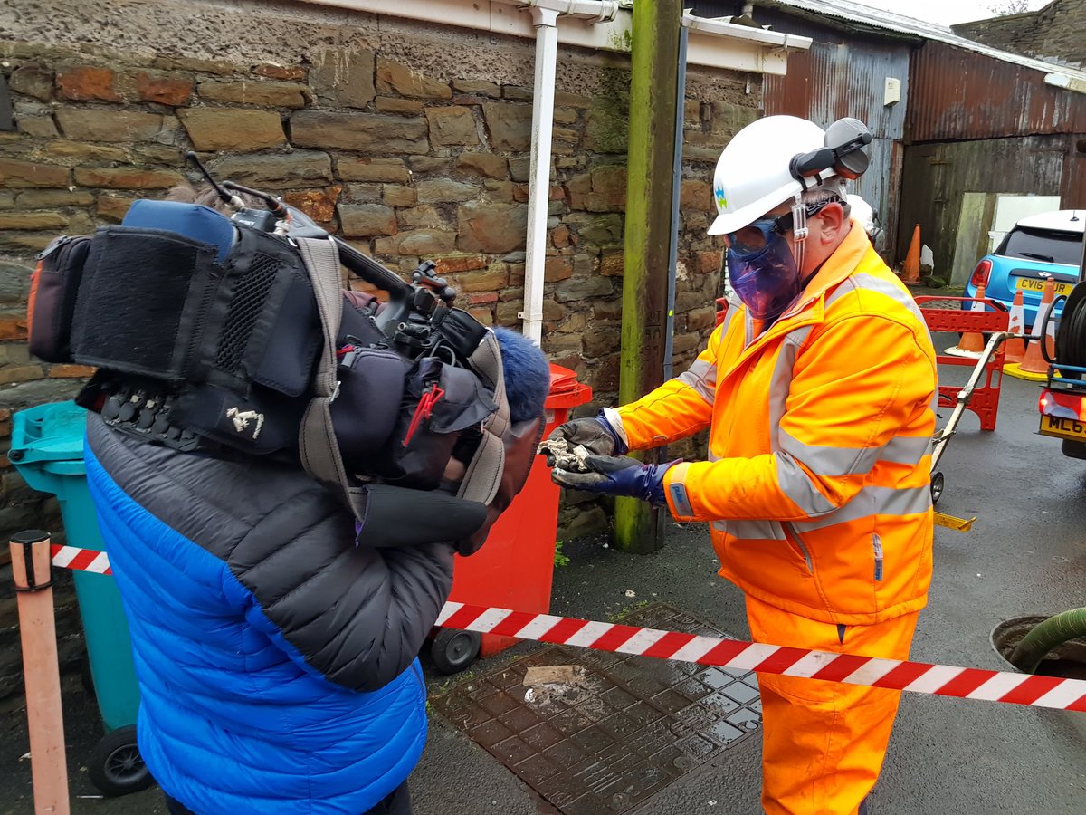 mrmikegriffiths's tweet photo. Filming with @DwrCymru as engineers tackle a build up of fat, oil and grease in a drain in Llanelli #LetsStopTheBlock https://t.co/xJpByeAKbf