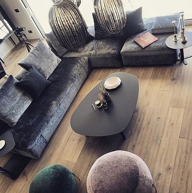 Il divano #DésiréeDivani Monopoli, disegnato dal #designer #MarcSadler, nello #showroom di #Loveitgr