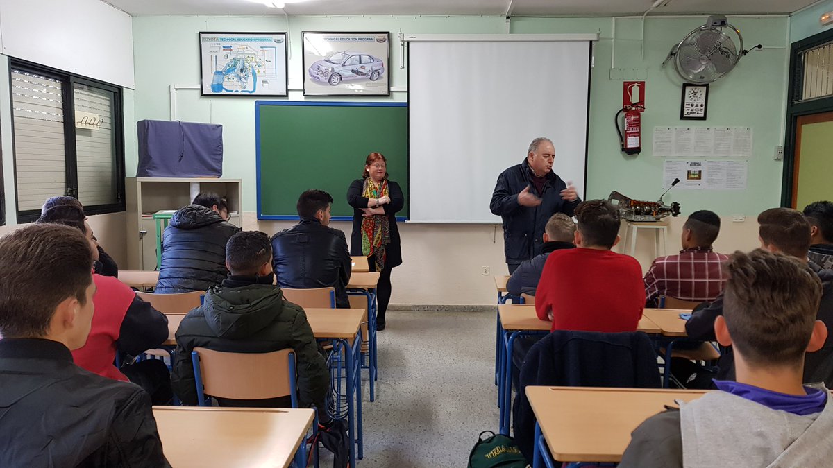 FEDEME_'s tweet photo. Gracias al @IesPSur por darnos la oportunidad de participar hoy en sus "Jornadas de Inserción Laboral" para hablar sobre salidas profesionales sector #automoción, de la mano de Carmen Moreno, presidenta de la Asoc. de #Concesionarios de #Sevilla #ASCONSE. ¡Hasta la próxima! https://t.co/iP3Sx65OYE