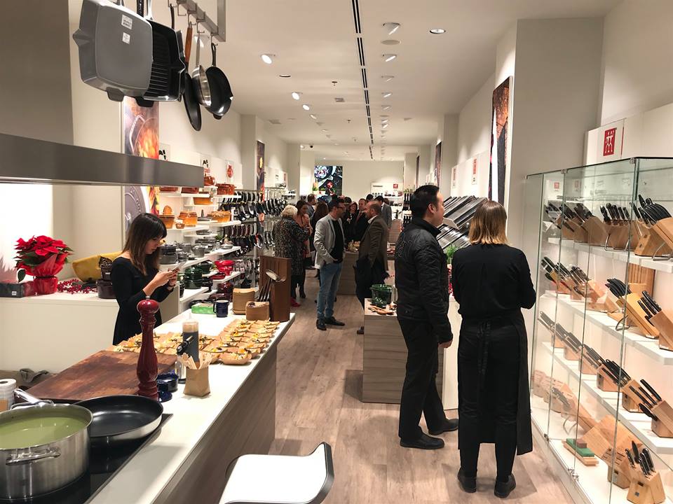 Hace una semana <a href="/Zwilling_ES/">Zwilling España</a> desembarcó en el centro de Madrid, en pleno barrio de Salamanca, y tuve la oportunidad de formar parte de este bonito proyecto junto a mis compañeros de Orolíquido, <a href="/959Realiberico/">959 Ibérico</a> y <a href="/vichycatalan/">VICHY CATALAN</a>