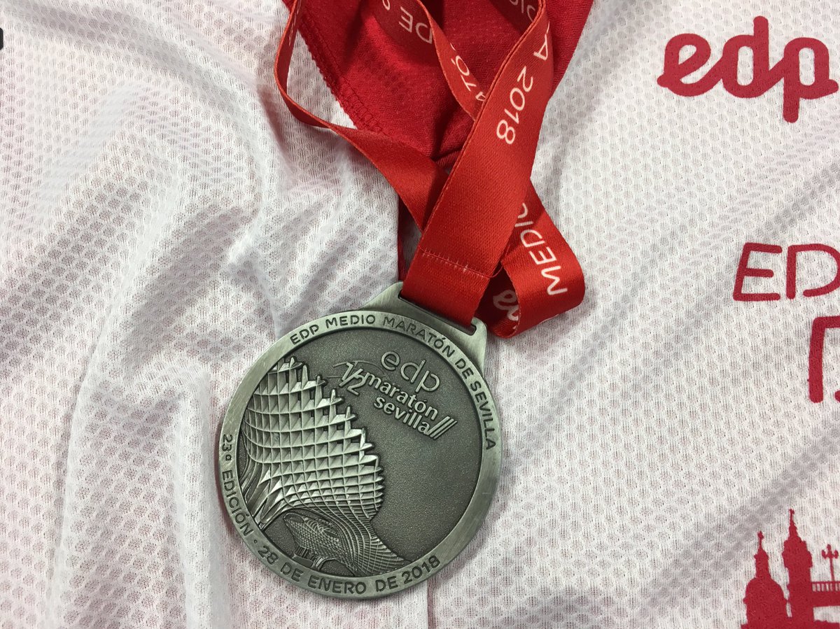 Presentadas las camisetas <a href="/mizunoiberia/">Mizuno España</a> y la medalla finisher del #EDPMedioMaratonSevilla 2018 ¡ya hay más de 8.000 inscritos, récord absoluto!