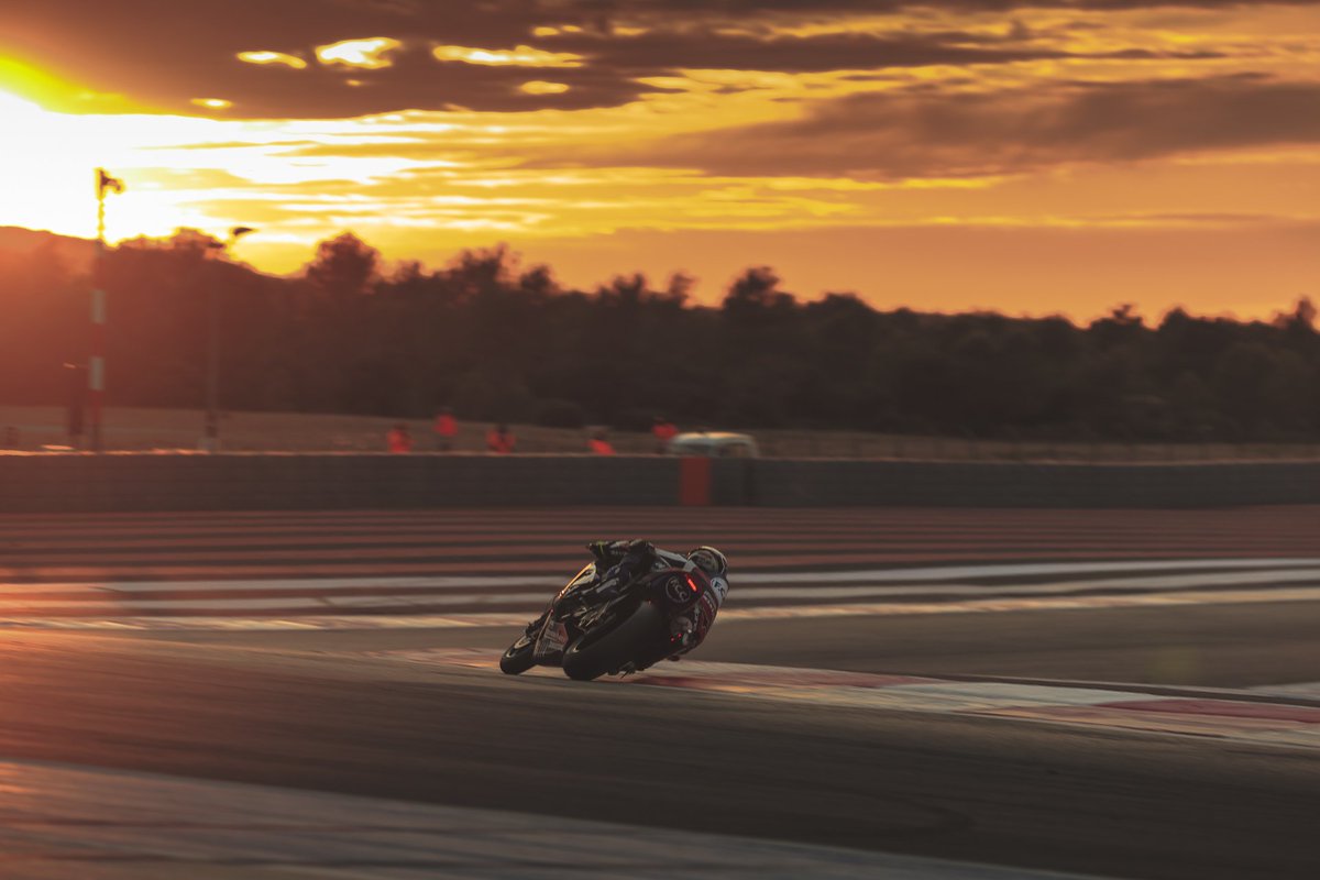 TSRHondaFrance's tweet photo. #TBT 🇫🇷 Un joli couché de soleil sur le circuit du Castellet ! #Bol2017
#throwbackthursday #Bol2017  #FCCTSRHondaFrance https://t.co/Aig20obpcZ
