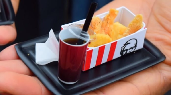 Questo minuscolo KFC è grande come una casa delle bambole e funziona davvero ow.ly/DWYn30hlQ1Q