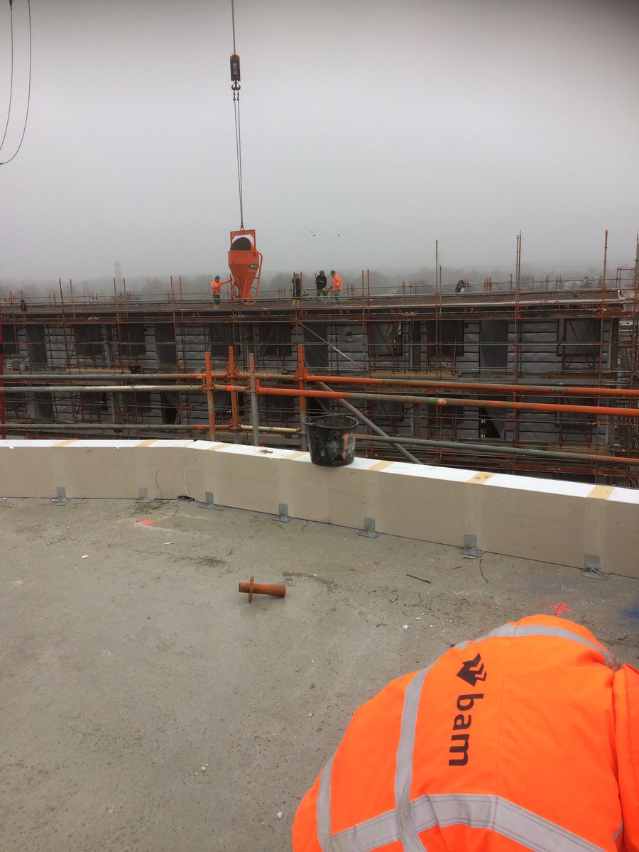 Ferd_Rooymans's tweet photo. De laatste dakvloer van De Willem en De Zwijger van de 48 nom app te Best worden nu gestort na de vakantie beginnen met de afbouw. #Bamwonen#Best https://t.co/Ve7IuKnG8z